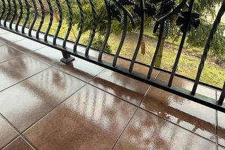 Widok odpadających lub popękanych płytek na balkonach, tarasach lub schodach przed domem jest dobrze znany w naszym klimacie