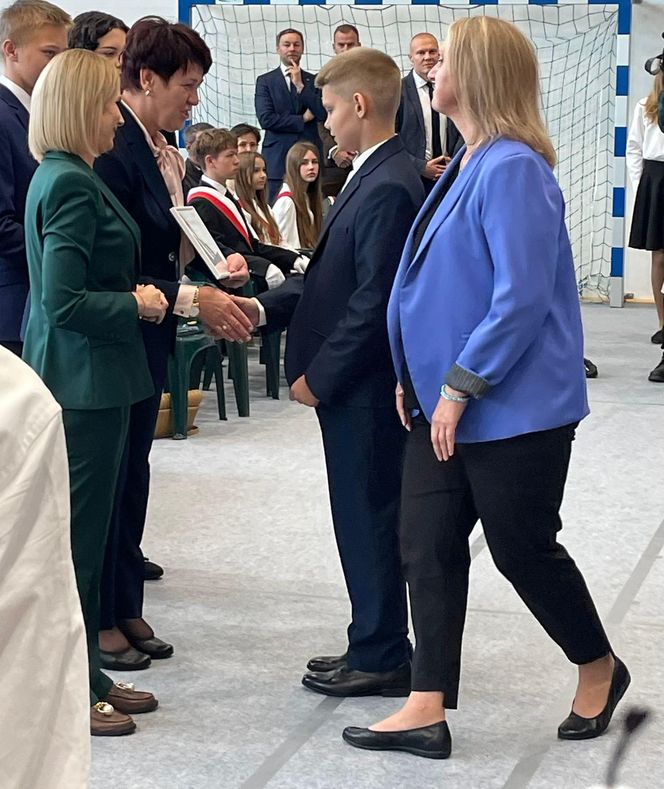 Pierwsza Dama uczciła z uczniami 100 lat od nadania imienia Stefana Batorego Szkole Podstawowej w Liwie