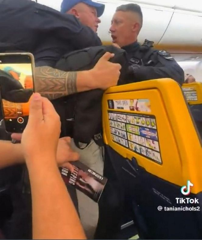 Bijatyka w samolocie! Wieczór kawalerski doprowadził do katastrofy. Zobacz wideo