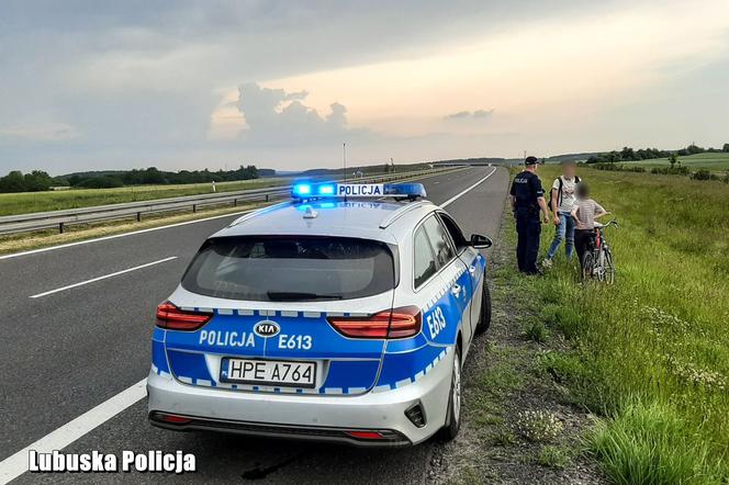 Rowerzyści wybrali się na wycieczkę drogą ekspresową