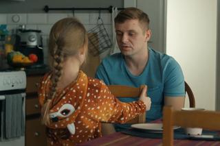 Barwy szczęścia, odcinek 3002. Hubert (Marek Molak), Marysia (Nina Szumowska)