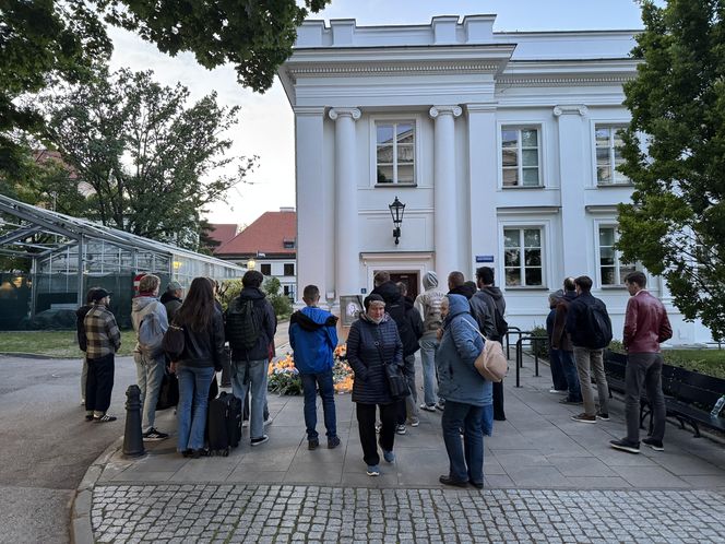 Społeczność UW pożegnała zaatakowaną pracowniczkę (8.05.2025)