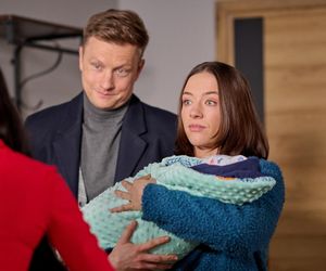 Na Wspólnej odc. 4019: Julka (Maja Oświecińska), Igor (Jakub Wesołowski), Ania (Sonia Mietielica), synek (Kazio Wierzbicki)