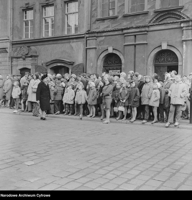 Grupa osób na Starym Rynku. Z lewej kamienica o adresie Stary Rynek nr 41.
