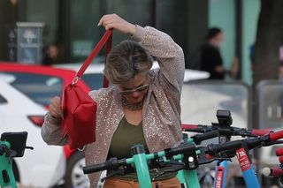 Monika Richardson pędzi na hulajnodze