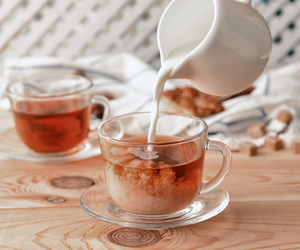 Herbata z mlekiem (bawarka): pomaga czy szkodzi? 