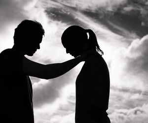 To 3 niepokojące znaki, że Twój parter już Cię nie kocha. Psycholog wskazuje zachowania świadczące o wygaśnięciu uczucia