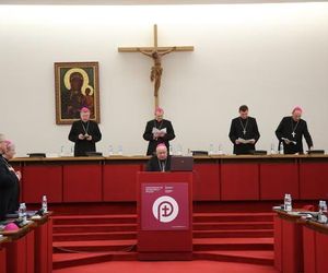 12 lat pontyfikatu. Biskupi składają papieżowi życzenia