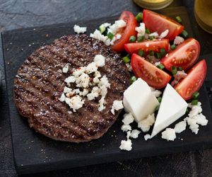 Pljeskavica, pleskawica czy pleskavitsa? Bałkańskie kotlety mielone, które pokocha cała rodzina