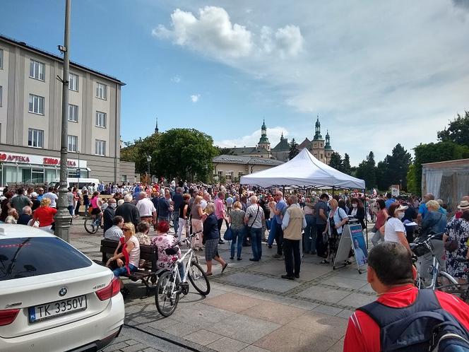 Rafał Trzaskowski w Świętokrzyskiem: Tłumy w Kielcach, incydent z KSIĘDZEM w Busku!	