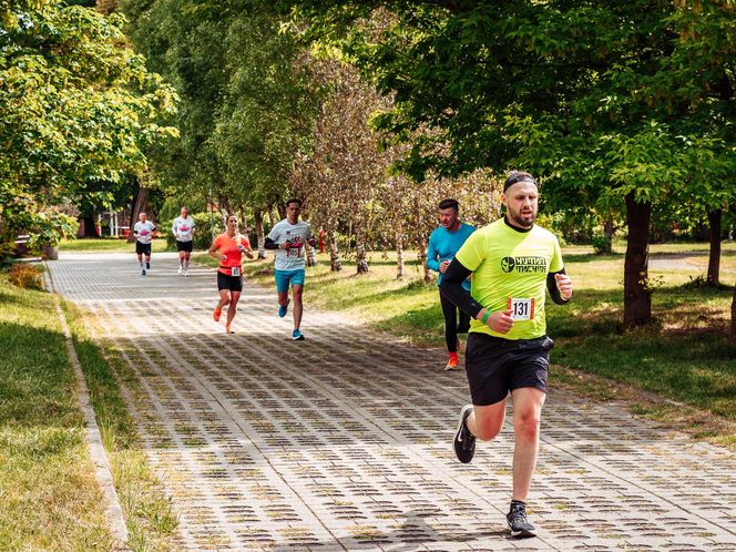 Sportowe emocje w Chorzowie. 150 biegaczy wystartowało w 6. edycji Chorzowskiej Dychy