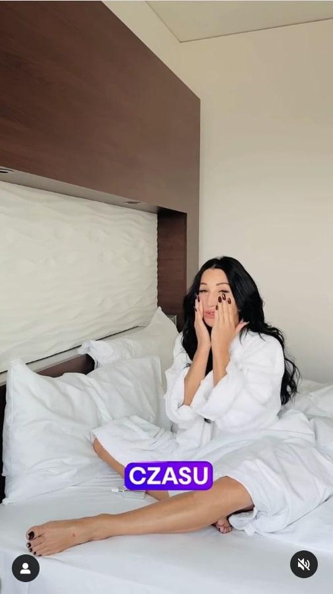 Justyna Steczkowska chwali się nagraniem z łóżka. Jej ciało zakrywa tylko szlafrok!