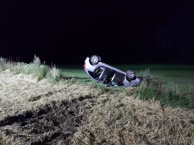 PILNE! Dachowanie w Pawłowie! Kierowca przeciął skrzyżowanie