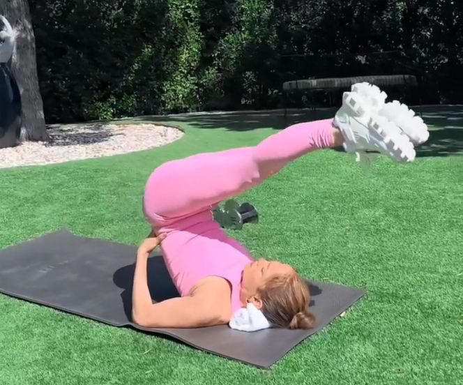 Oto sekret 56-letniej Jennifer Lopez. Ten zestaw ćwiczeń pozwala jej zachować sylwetkę bogini 