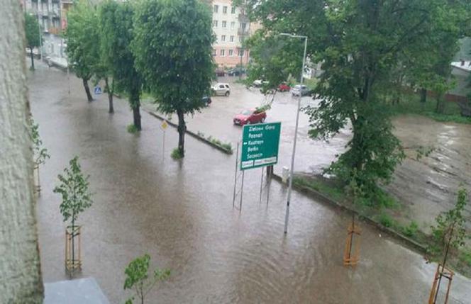 Gorzów: Borowskiego nieprzejezdna! Ulica całkowicie zalana [GALERIA]