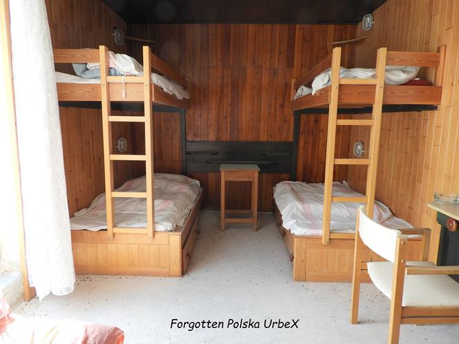 Lalka "śpiąca" w łóżku i urządzenia rehabilitacyjne. Co znajduje się w opuszczonym sanatorium przy polskiej granicy! [ZDJĘCIA]