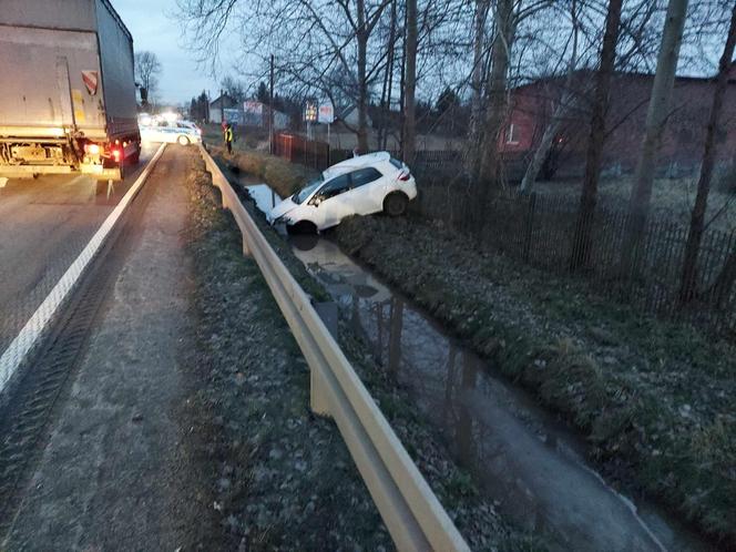 Wypadek na 42. Toyota wylądowała w przydrożnym rowie