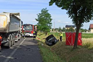 Wypadek koło Bełchatowa. Seat rozpadł się na kawałki