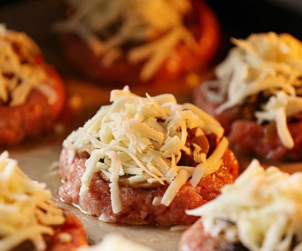 Mięsne gniazdka z pieczarkami i żółtym serem 