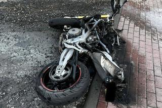 Motocyklista przewrócił się na progu zwalniającym i uderzył w drzewo. 42-latek zginął na miejscu