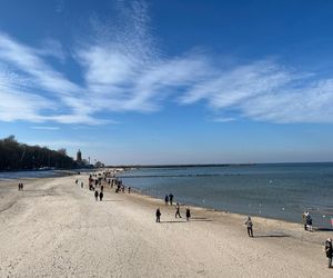 Nie brakuje spacerowcziów w Kołobrzegu. Na plaży można było poczuć wiosnę