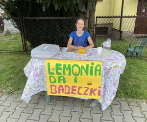 Przy ul. Paderewskiego w Nowym Sączu Weronika sprzedaje babeczki i lemoniadę 