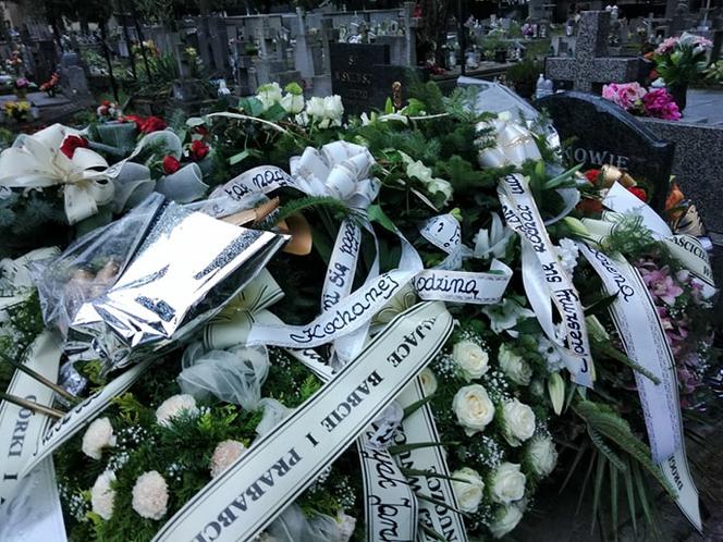 Tragedia w Salisbury. Zamordowane kobiety pochowane w Tarnowie. Grobu nie widać spod kwiatów