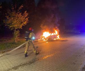 Nocny pożar auta w Toruniu. Akcja strażaków na lewobrzeżu