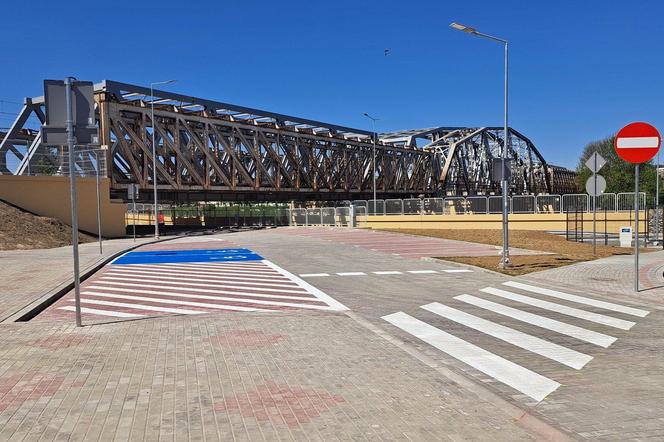 Most kolejowy w Przemyślu, wraz z drogami, gotowy