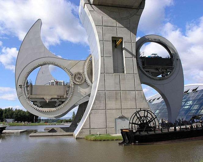 Falkirk Wheel pozwala na transport statków między dwoma kanałami położonymi na różnych poziomach