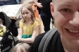 Rodzina pięcioraczków już w Tajlandii. Pokazali dom z basenem