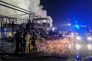 Pożar hali magazynowej w Sosnowcu przy ul. Wopistów. Płonie makulatura