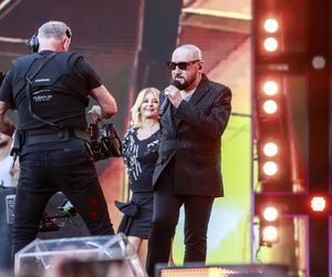 Michał Szpak tak się przejął na scenie, że zgubił mikrofon! Na szczęście nie był sam