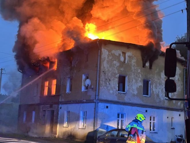 Dramatyczny pożar na Dolnym Śląsku. Mężczyzna ewakuowany przez okno, budynek doszczętnie zniszczony