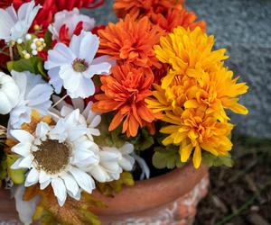 Stroik na cmentarz ze sztucznych kwiatów