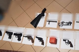 57-latek terroryzował ludzi w centrum miasta. W jego mieszkaniu znaleźli prawdziwy arsenał