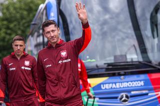 Robert Lewandowski przyłapany przed treningiem. Zobaczyliśmy to w jego rękach i serce zabiło nam mocniej. To mówi wszystko [ZDJĘCIA]