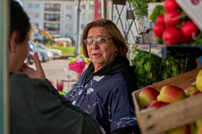 Na Wspólnej odc. 3673: Helena Kopeć (Małgorzata Peczyńska), ekspedientka (Nelly Sozańska)