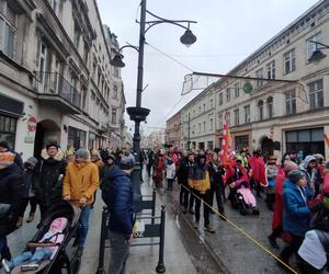 Kolorowy Orszak Trzech Króli w Łodzi. W centrum miasta pojawiło się mnóstwo osób [ZDJĘCIA]