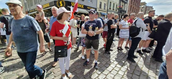 Marsz Milczenia dla Klaudii w Toruniu. „Niech nasza cisza przemówi głośniej niż słowa” [RELACJA NA ŻYWO]