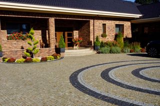 Granitowa elegancja - płytki na taras i kostka na podjazd