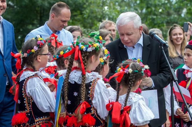 Skromny szeregowy poseł Jarosław Kaczyński poświęcając się Polsce nie dba o własne wygody