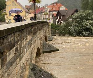 Bardo zatopione. Ulice toną, nie ma prądu, są problemy z siecią