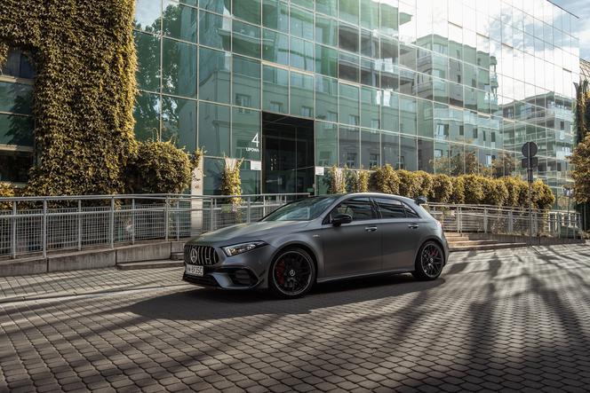 TEST WIDEO: Mercedes-AMG A 45 S 4Matic+ wyciska 421KM z dwóch litrów. Jak jeździ najszybszy hot hatch świata?