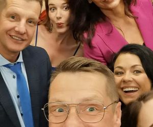 M jak miłość na planie. Małgorzata (Aleksandra Pieczyńska), Ania (Alina Szczegielniak), Franka (Dominika Kachlik), Kinga (Katarzyna Cichopek), Piotrek (Marcin Mroczek), Paweł (Rafał Mroczek), Erwin (Andrzej Dopierała)