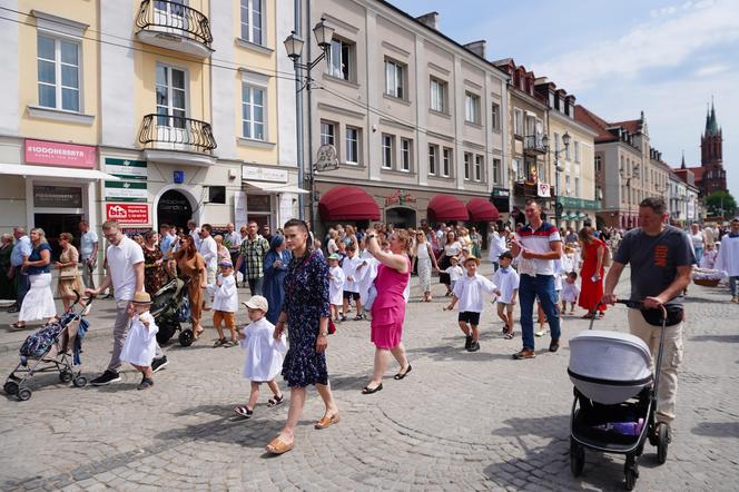 Boże Ciało 2024. Tłumy wiernych przeszły w procesji ulicami Białegostoku