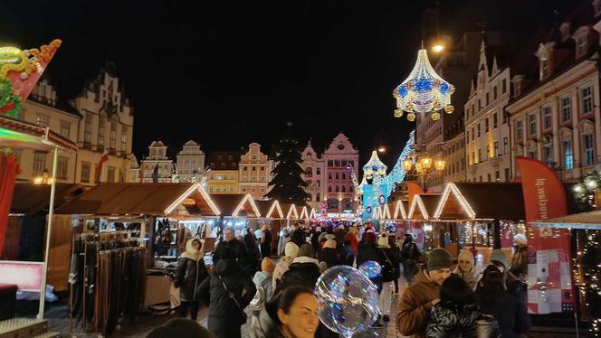 Tłumy na otwarciu Jarmarku Bożonarodzeniowego 2023 we Wrocławiu. Zobacz zdjęcia!