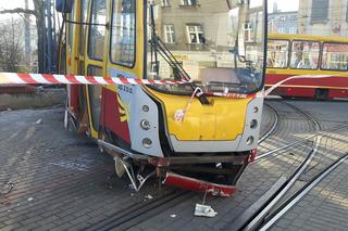 4 Od tramwaju odczepił się wagon i uderzył w murek na placu Reymonta