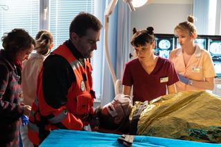 Na dobre i na złe, odc. 740. Marcin (Filip Bobek), Julka (Aleksandra Hamkało), Wera (Magdalena Celmer)