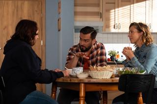 Barwy szczęścia odc. 2974. Beata (Anita Jancia-Prokopowicz), Bogusia (Halina Bednarz), Damian Wójcik (Michał Lesień-Głowacki)	